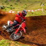 25 Honda CRF450R_action_16-54