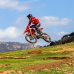 25 Honda CRF450R_action_6-71