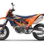 659449_MY26_KTM 690 SMC R 90 left_USA SPEC_USA_STUDIO-6
