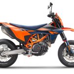 659452_MY26_KTM 690 SMC R 90 right_EU SPEC_EU_GLOBAL_STUDIO-11