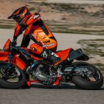 663400_MY26_KTM 690 SMC R_ACTION_ACTION_ACTION-19