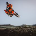 663408_MY26_KTM 690 SMC R_ACTION_ACTION_ACTION-40
