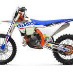 675033_MY26-KTM-300-EXC-6DAYS-90-left_KTM EXC 6DAYS_STUDIO-13